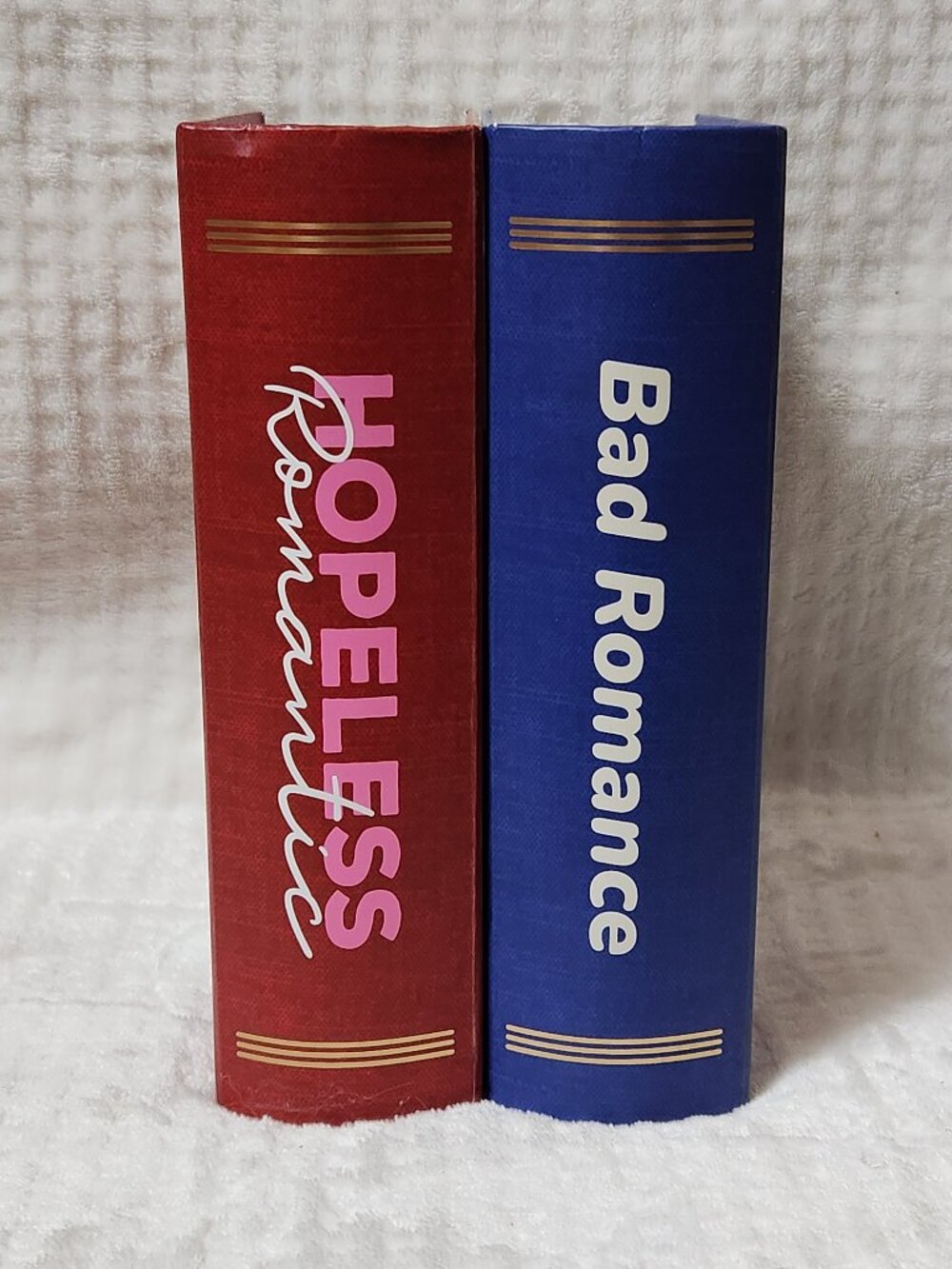 WHAT A NOVEL IDEA "Hopeless Romantic" and "Bad Romance" 500 Piece Puzzles - NEW